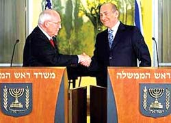 Ông Dick Cheney (trái) và ông Olmert trong một buổi họp báo tại Jerusalem, Israel.
